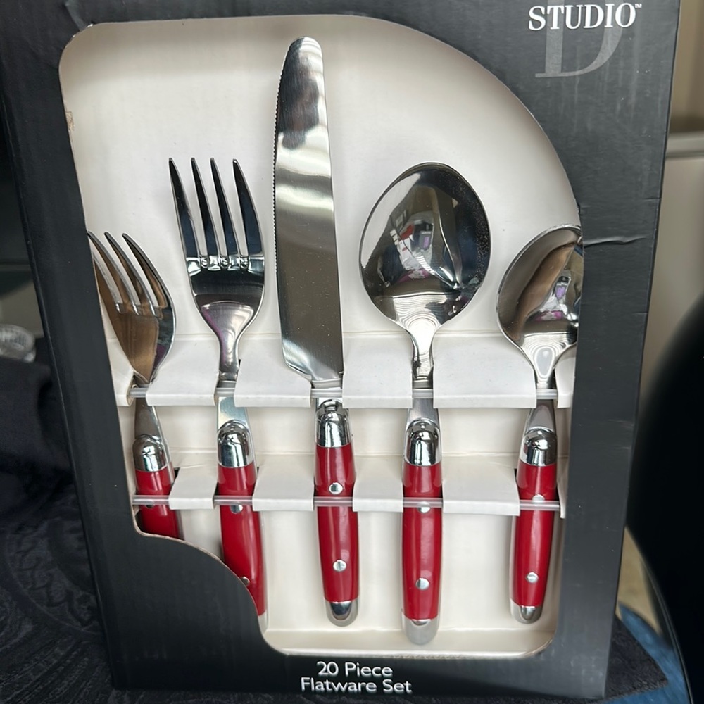 $ALE🎈🎈$35.00
STUDIO D 20 Piece Red Flatware Set by Dillard’s